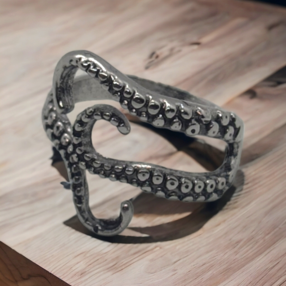 Octopus tentacle ring, adjustable in size
